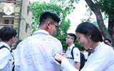 [ẢNH] Nữ sinh Hà Nội bật khóc trong ngày bế giảng